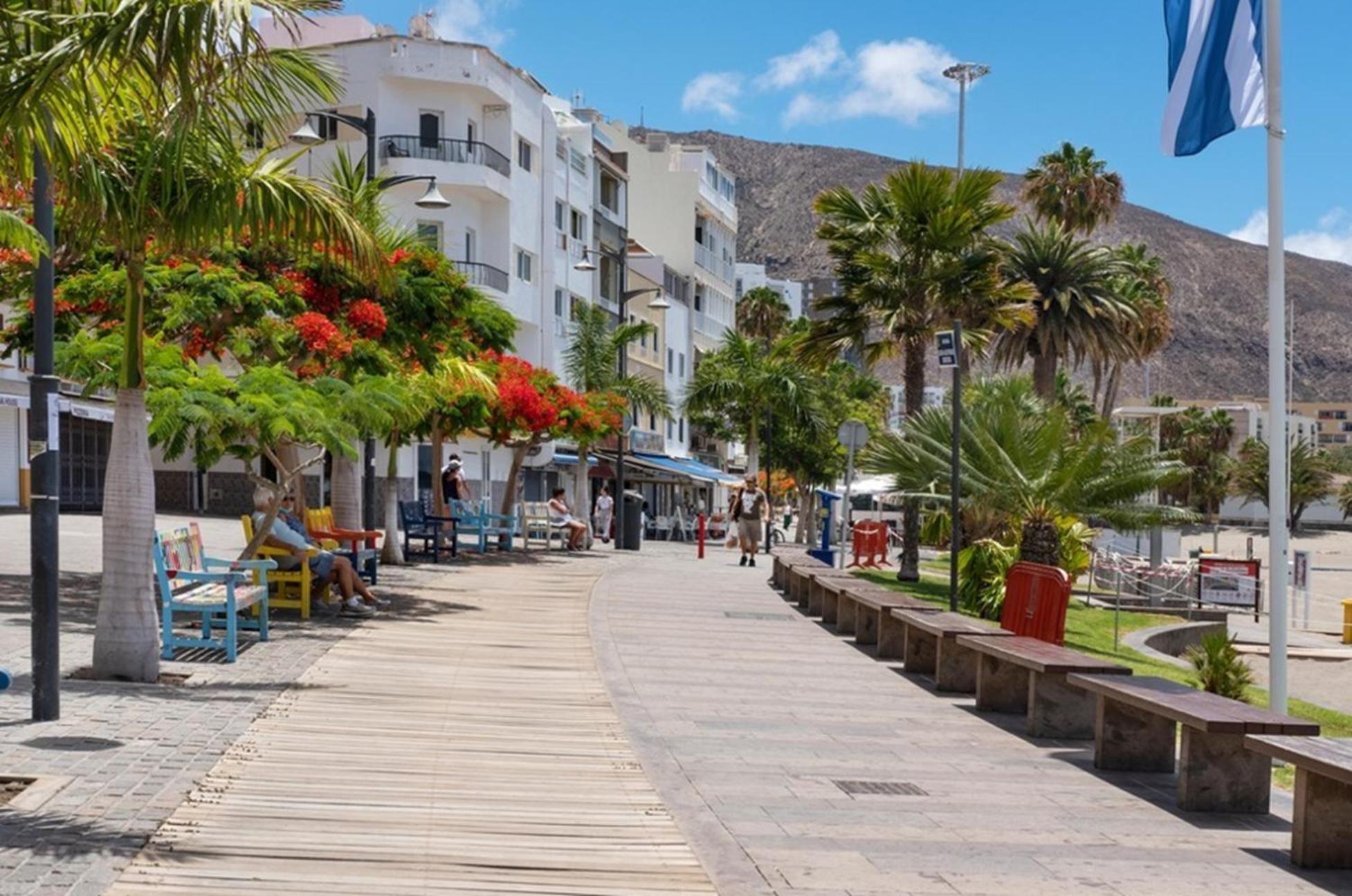 Few Steps From The Beach Hostel In Los Cristianos 阿罗纳 外观 照片